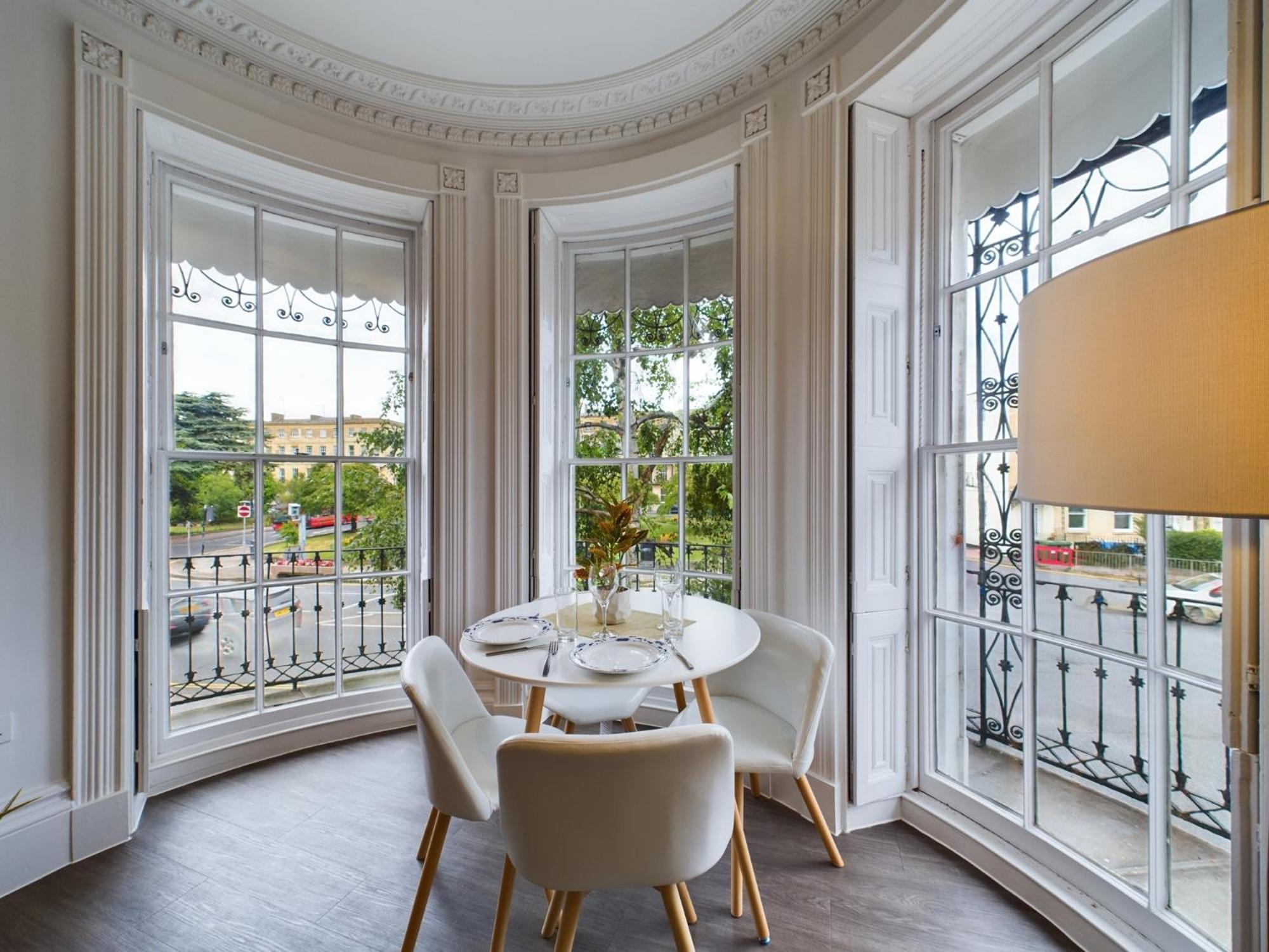 Belle Vue Regency King Size W Free Parking Apartment Cheltenham Exterior photo