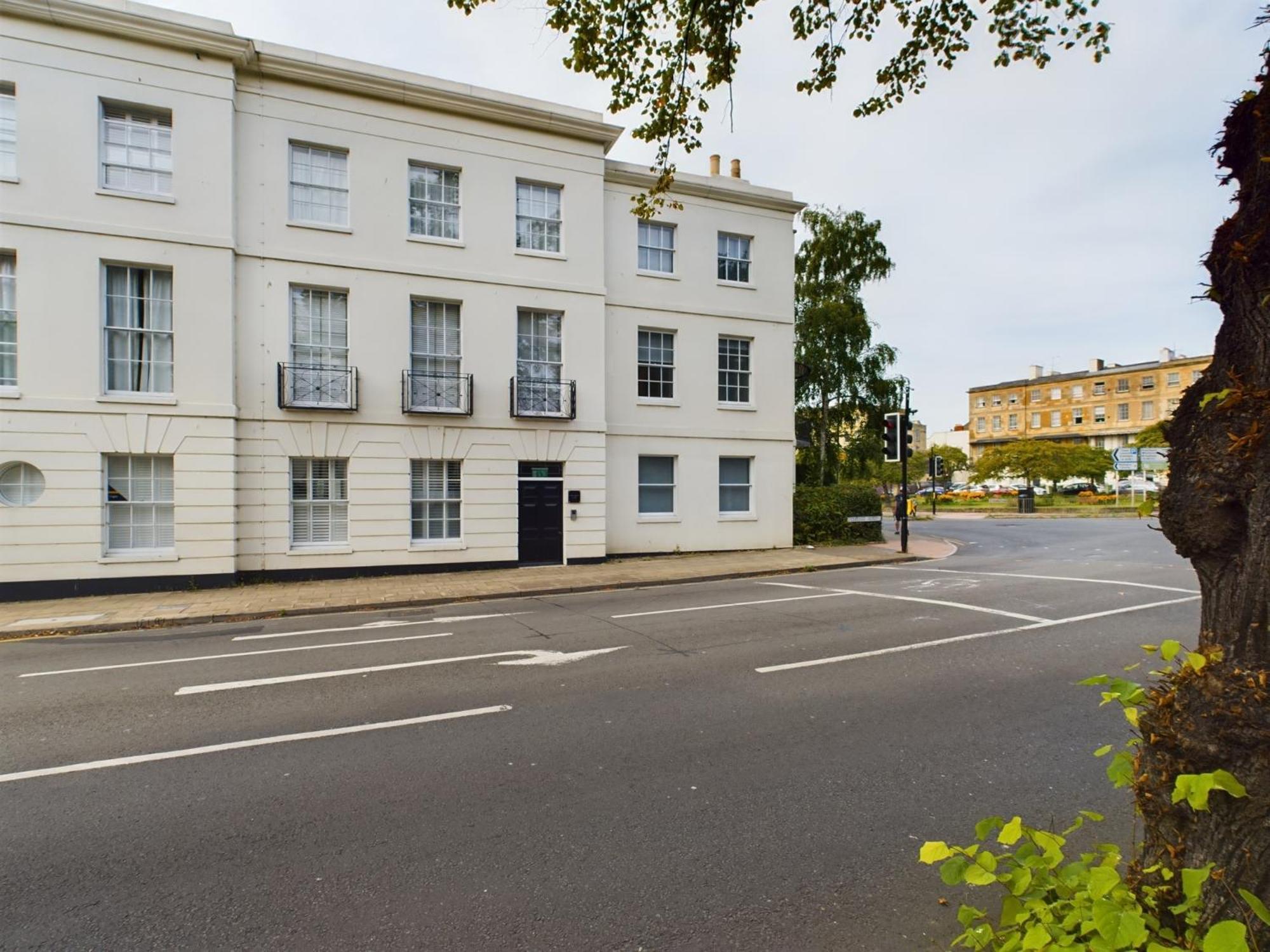 Belle Vue Regency King Size W Free Parking Apartment Cheltenham Exterior photo